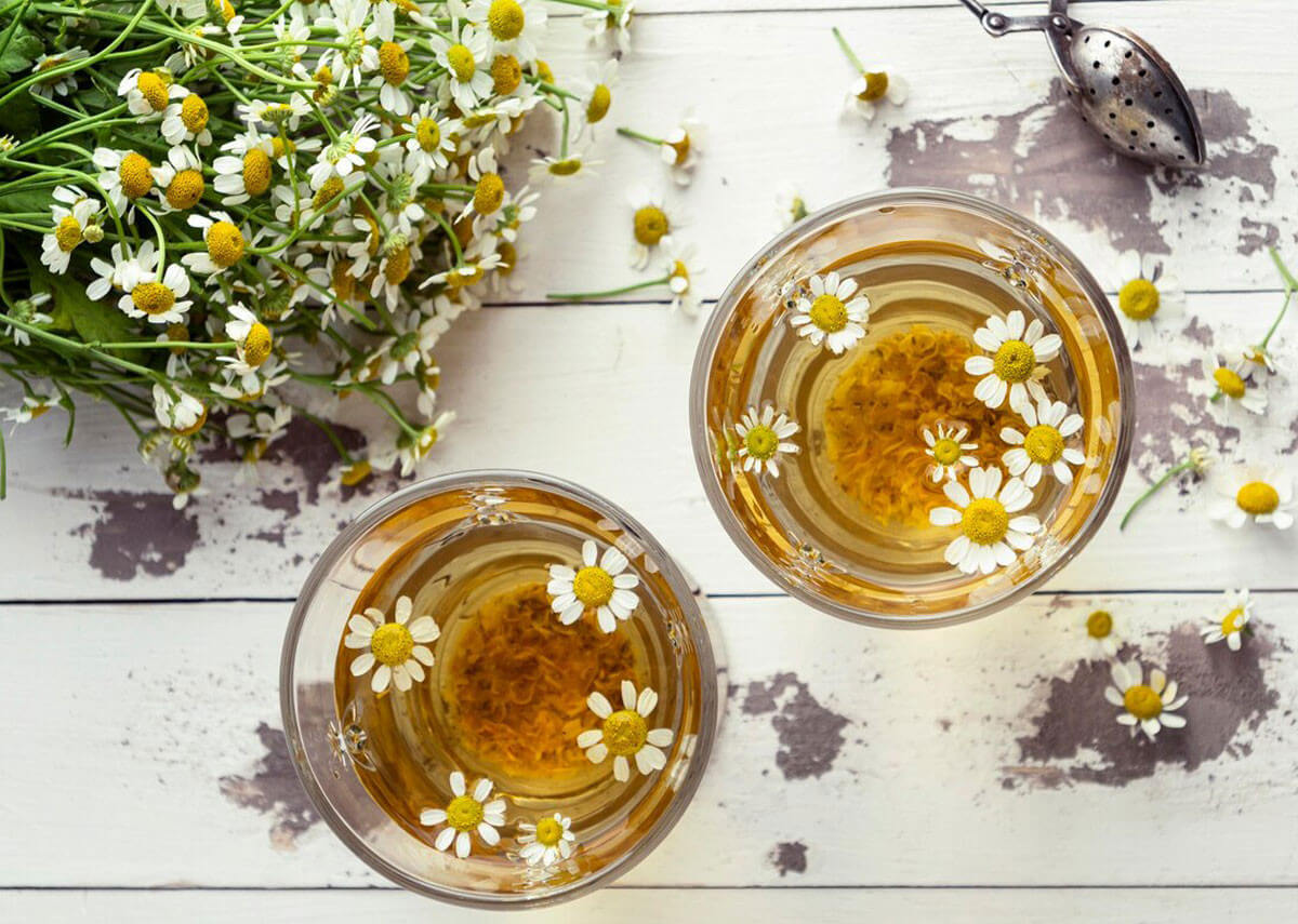 خواص شگفت‌انگیز چای بابونه برای پوست، بدن و آرامش ذهن | راهنمای کامل مصرف